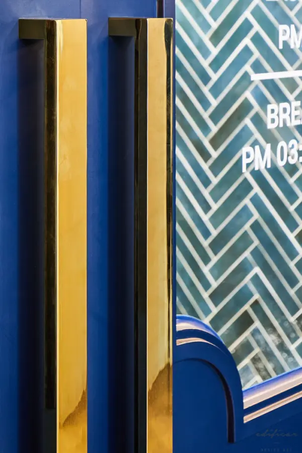 골드 핸들과 헤링본 타일의 고급 중식당 디테일